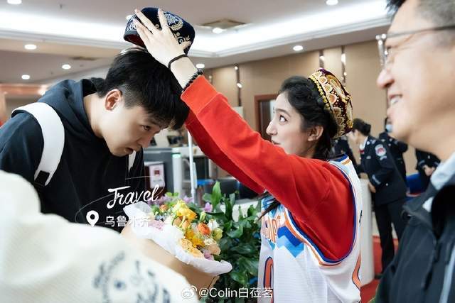 当赵睿和新疆队一起落地之后,立即受到了美女球迷的热烈欢迎,两位美女