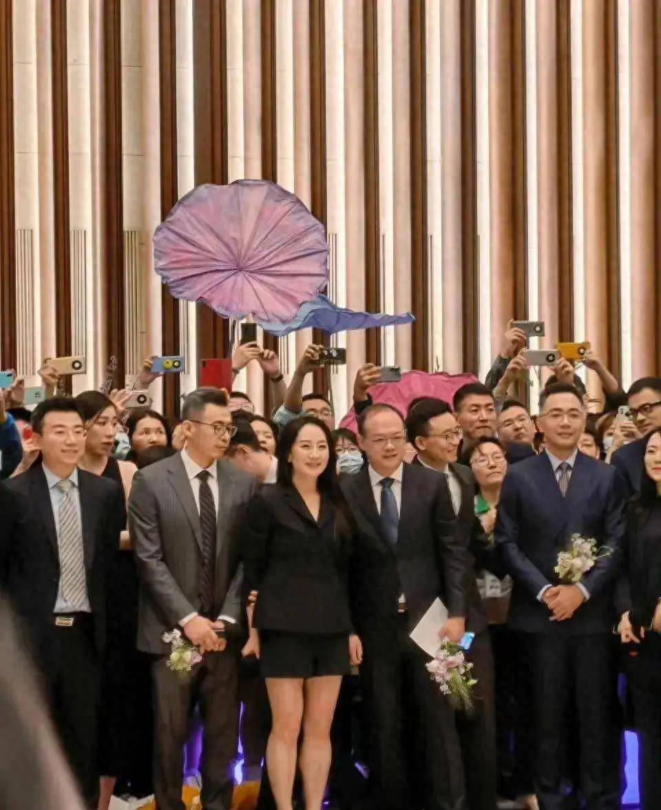 孟晚舟罕见露面,美化后下巴尖,发际线高,五官都变了,失去了高贵气质