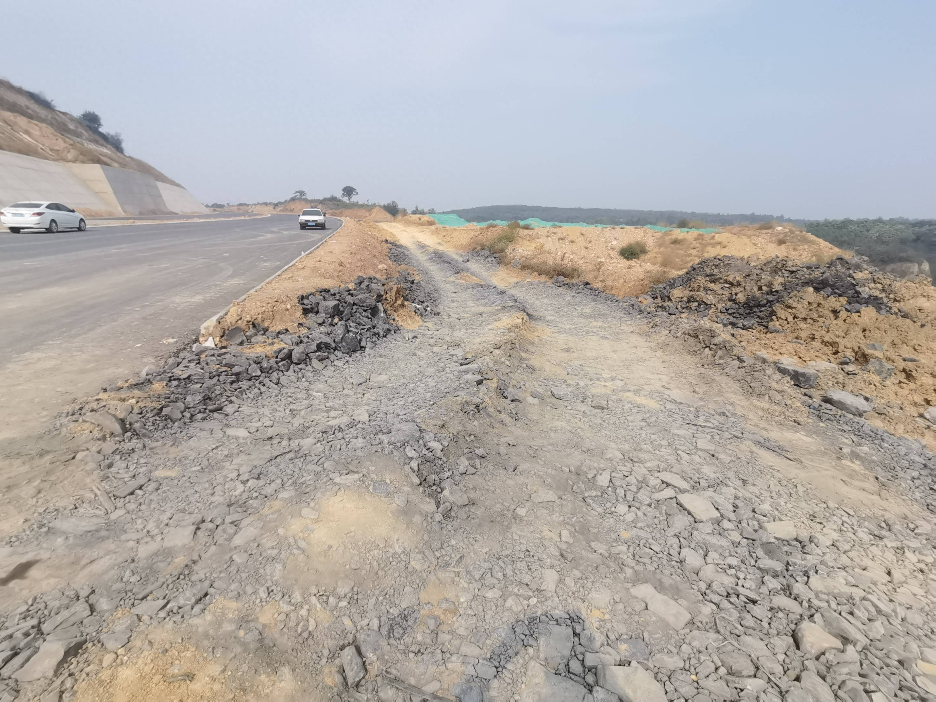 317省道新密境绿化带被矿渣包围，谁在给新建省道抹黑？