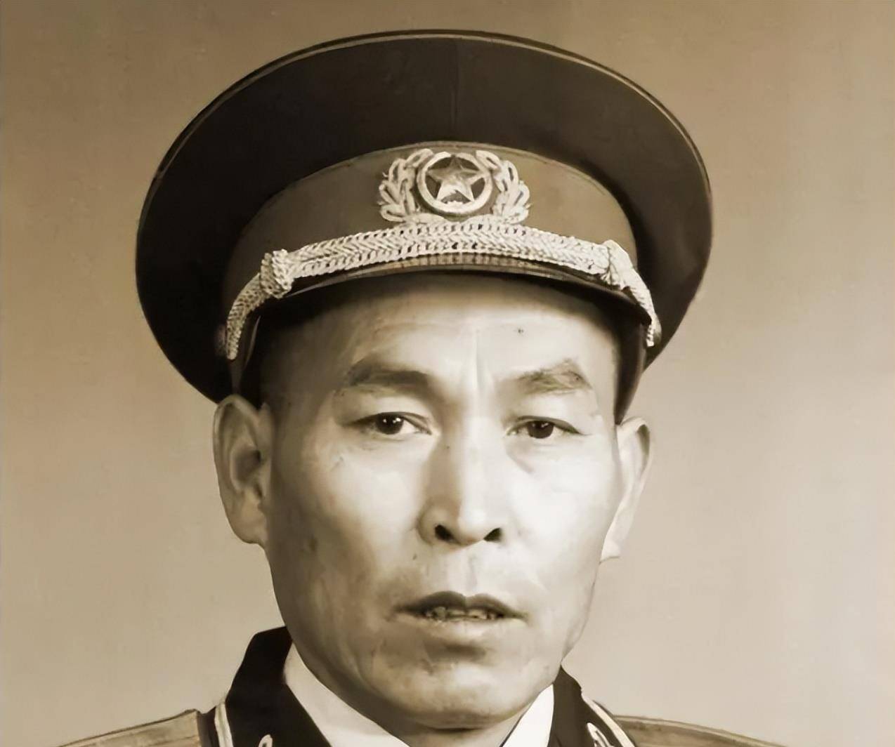 连指导员昏死,战友以为牺牲要下葬,教导员及时赶到救了他一命_黎锡福