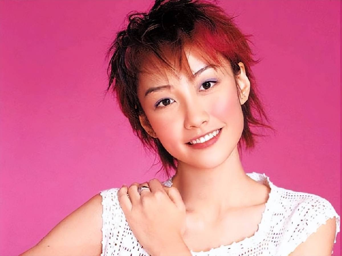 44岁TVB巨星，因“艳照门”被拒豪门，转行后如今怎么样？_手机搜狐网