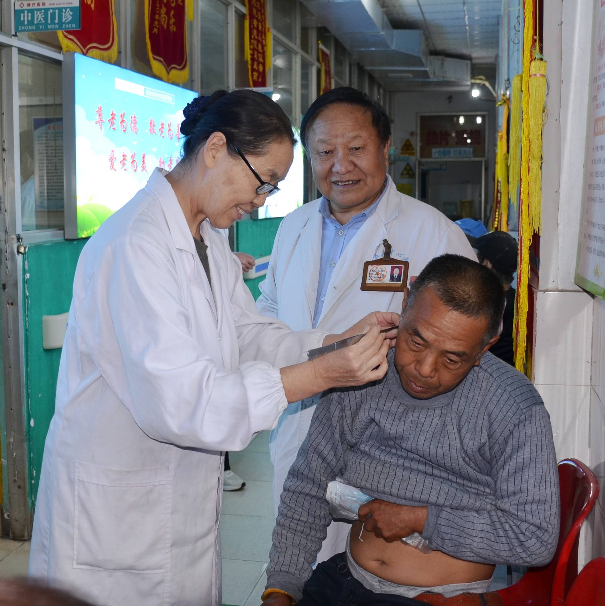 开封市老科协副会长高留战,副秘书长李坤平,赵丽娟