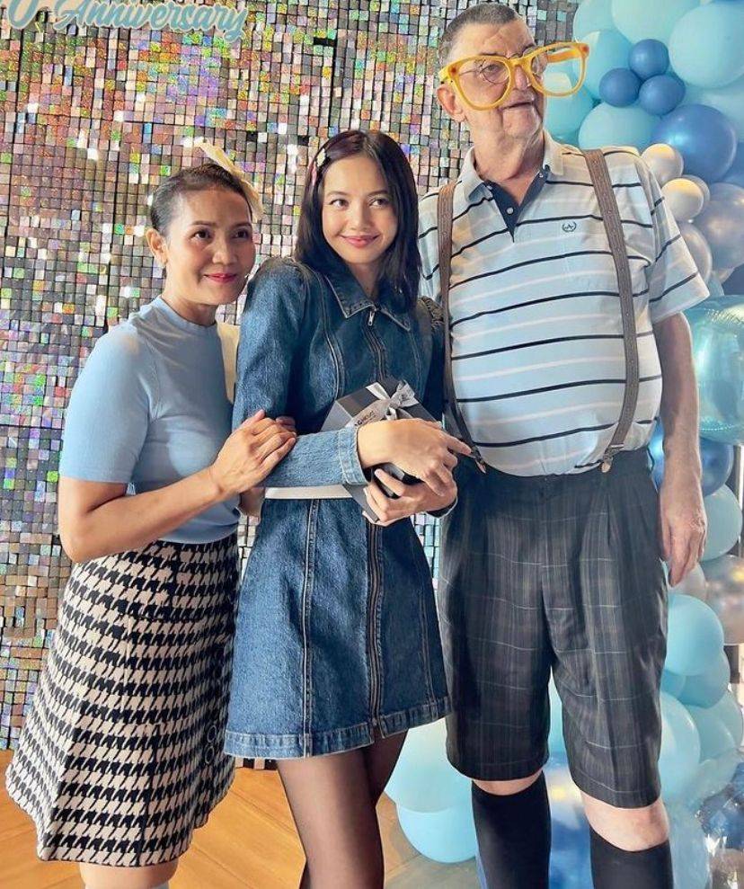 lisa亲自为继父送上生日蛋糕,继父感动得泪流满面眼睛都哭红了_亲情