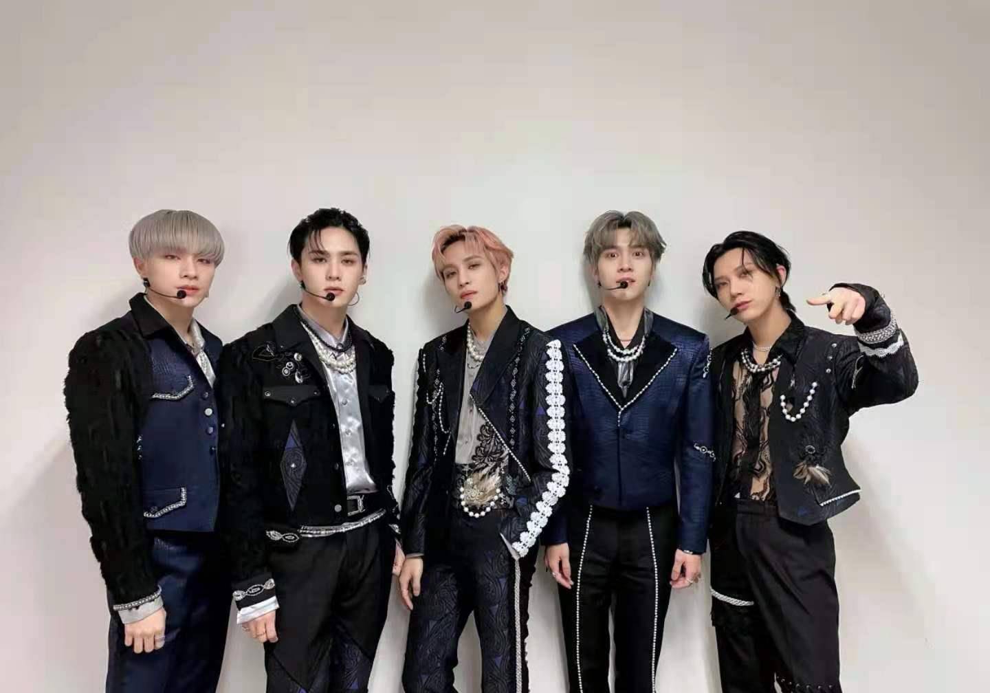 近日,男子组合威神v的一组照片引发了粉丝们的热议