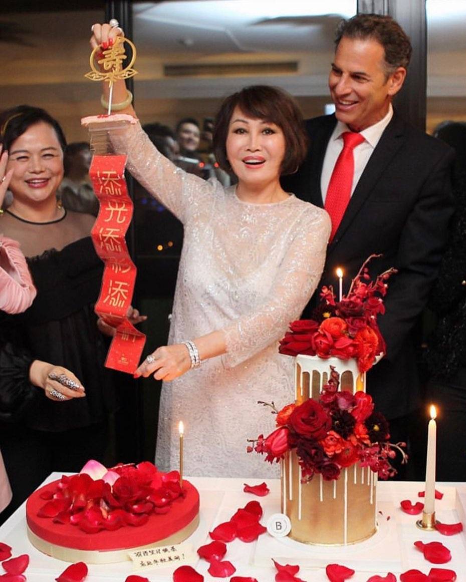 羽西与年轻帅气新男友首次合体受访,透露对方狂追4个月_allan_马明斯