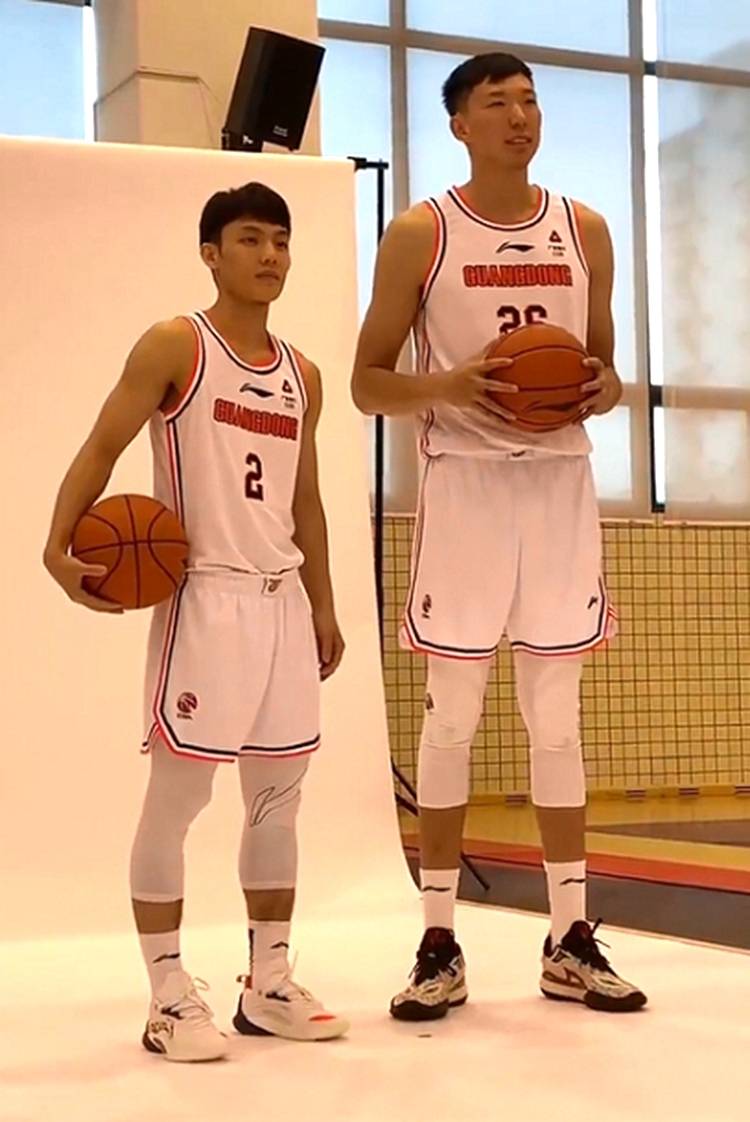 周琦新赛季报名身高为2米16,臂展达到了与nba球员相媲美的2米31,在