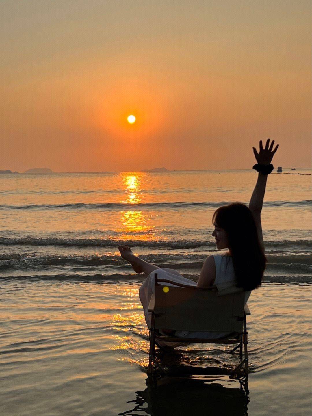 沙质细柔,阵阵海浪翻滚,一波又一波的浪花,吹着海风,拥抱大海