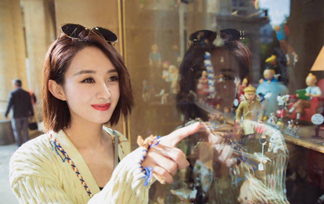 赵丽颖三伏天穿羽绒服,毛衣长裙盖住小腿,手捧热饮像坐月子_网友_风格