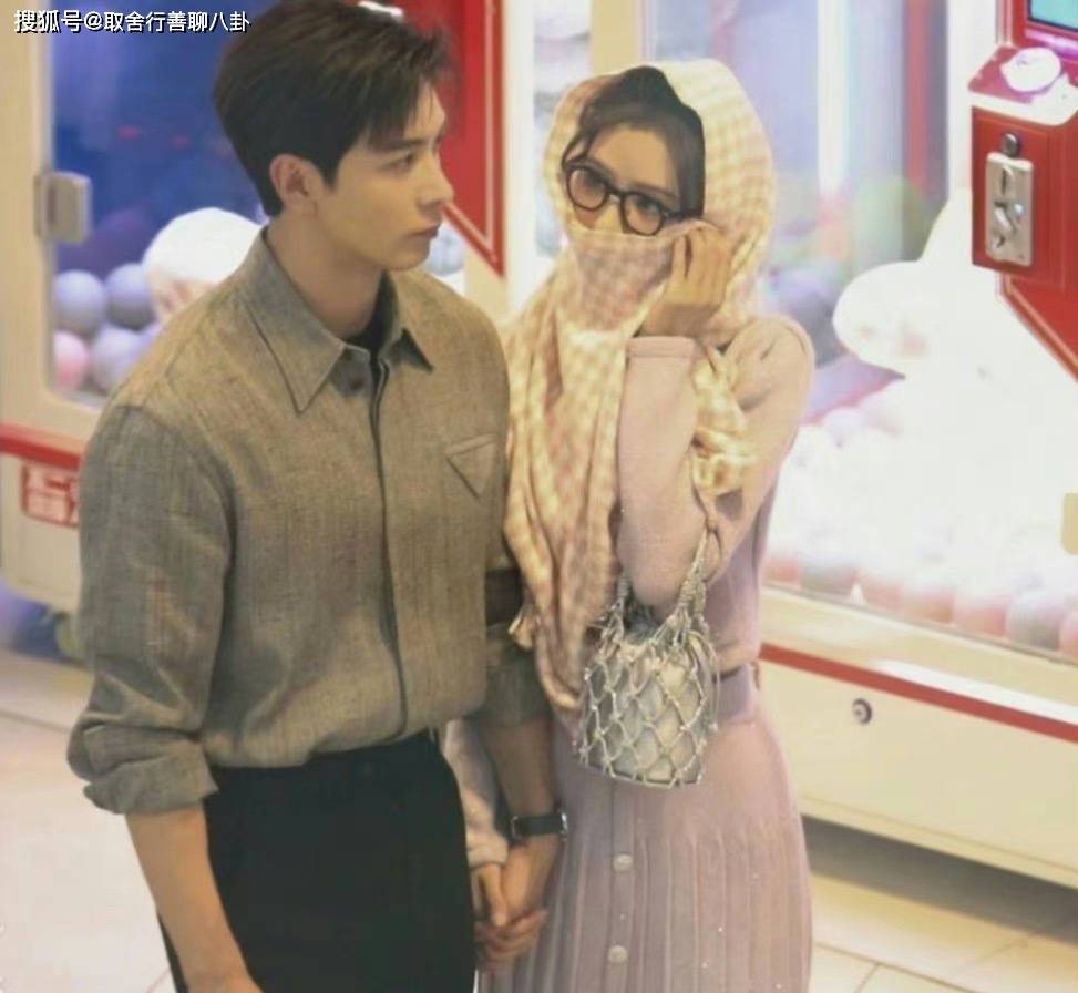 你的谎言也动听》剧照，陈星旭张予曦手牵手，眼神宠溺甜度爆表_搜狐网