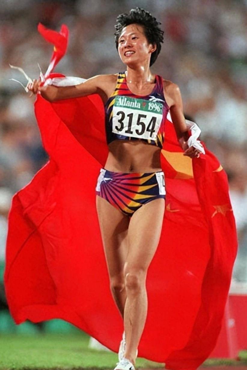 最终,王军霞以14分59秒88分成绩,成功夺得了女子5000米金牌并打破了