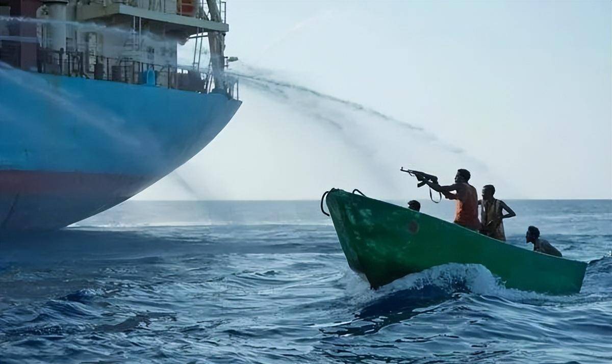索马里海盗最丢脸的抢劫:挟持货船2年没人来赎,还得养22名人质_商船