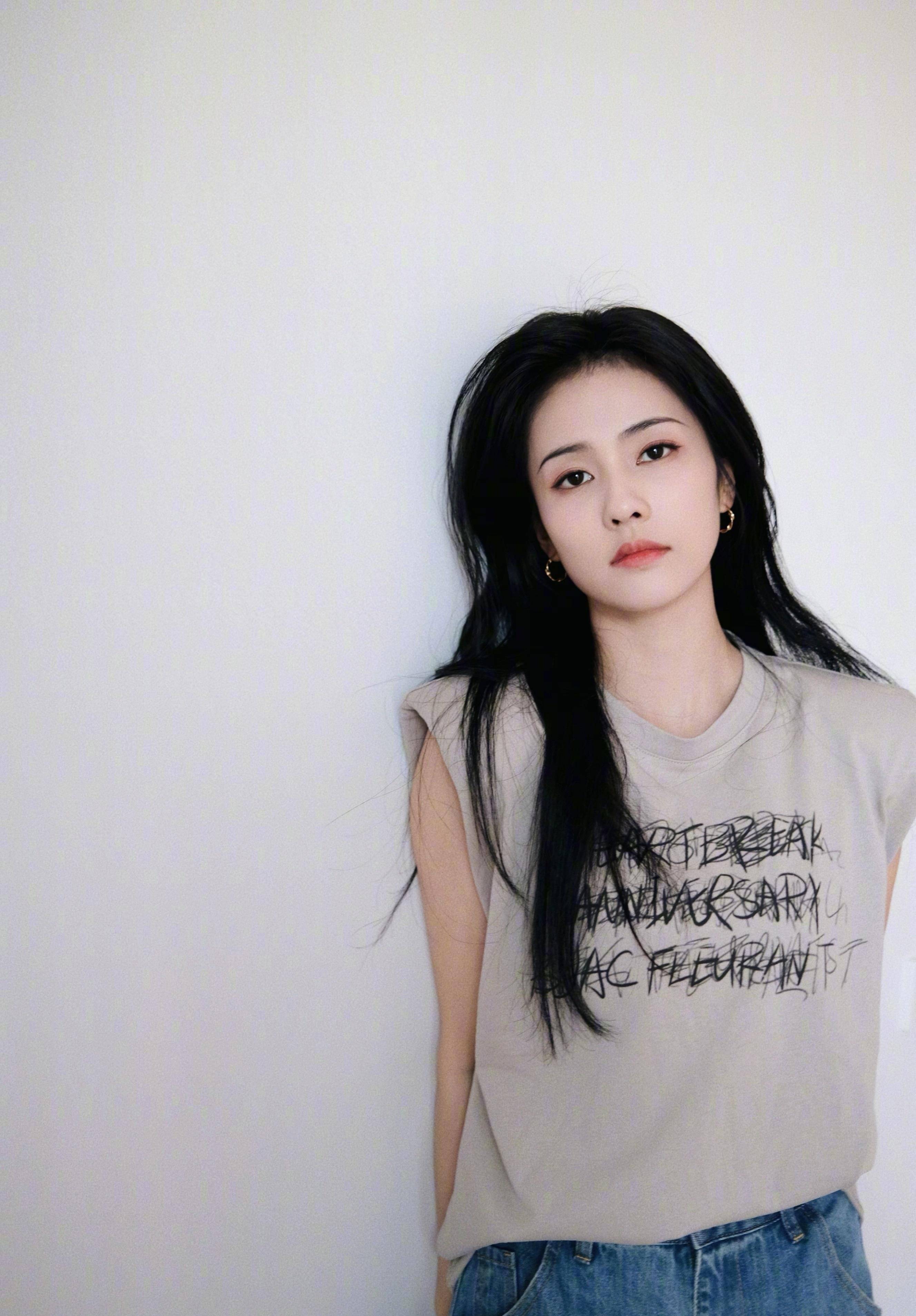 白鹿,因在李慧珠导演执导的古装剧《凤囚凰》中饰演霍璇和乐蕴这两个