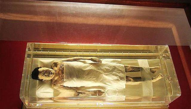 1972年,马王堆出土一位千年女尸,全身鲜活,后来成镇馆之宝_辛追夫人