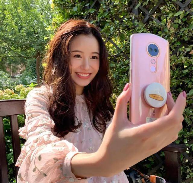 陈赫娇妻张子萱美得高调,粉色碎花裙清新减龄,说她18岁都有人信