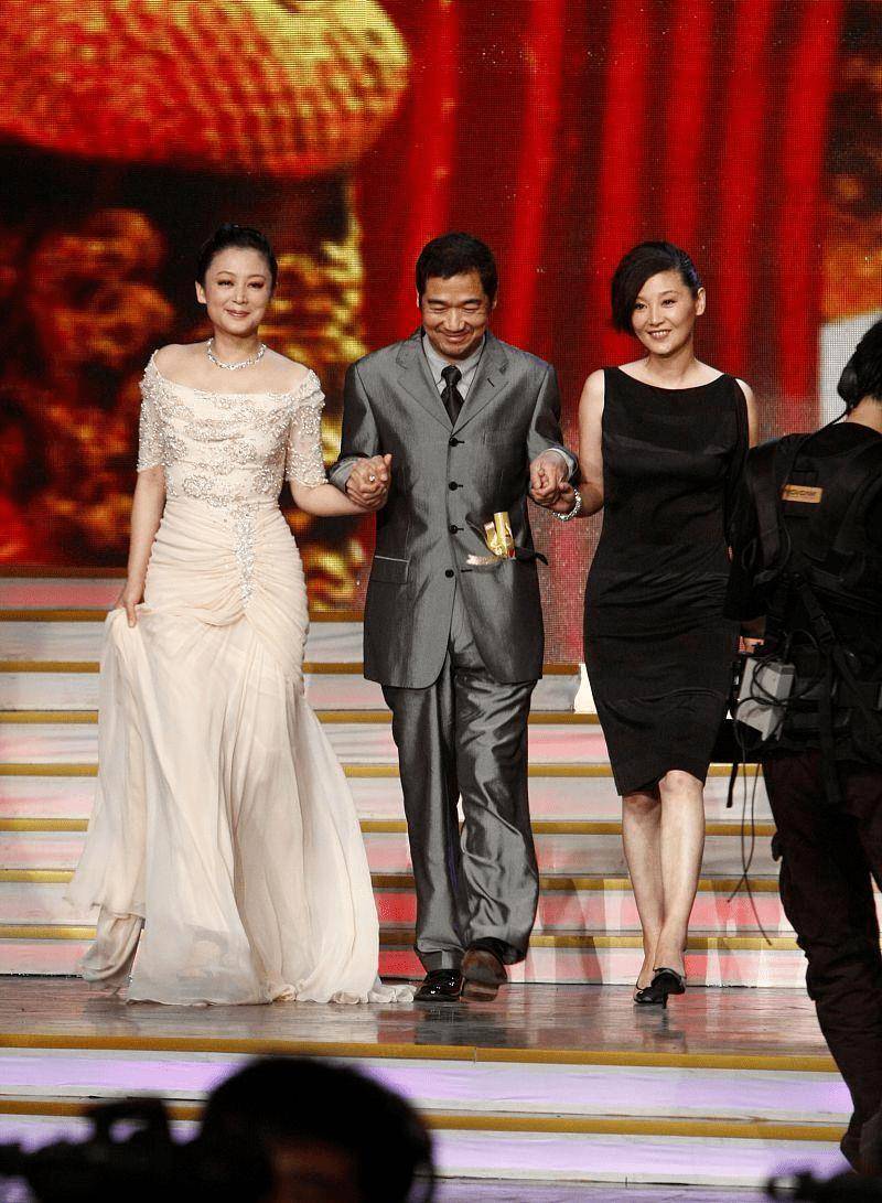 她一脸自信,陈红昂贵钻石傍身却并不亮眼_冯小刚_妻子_年龄