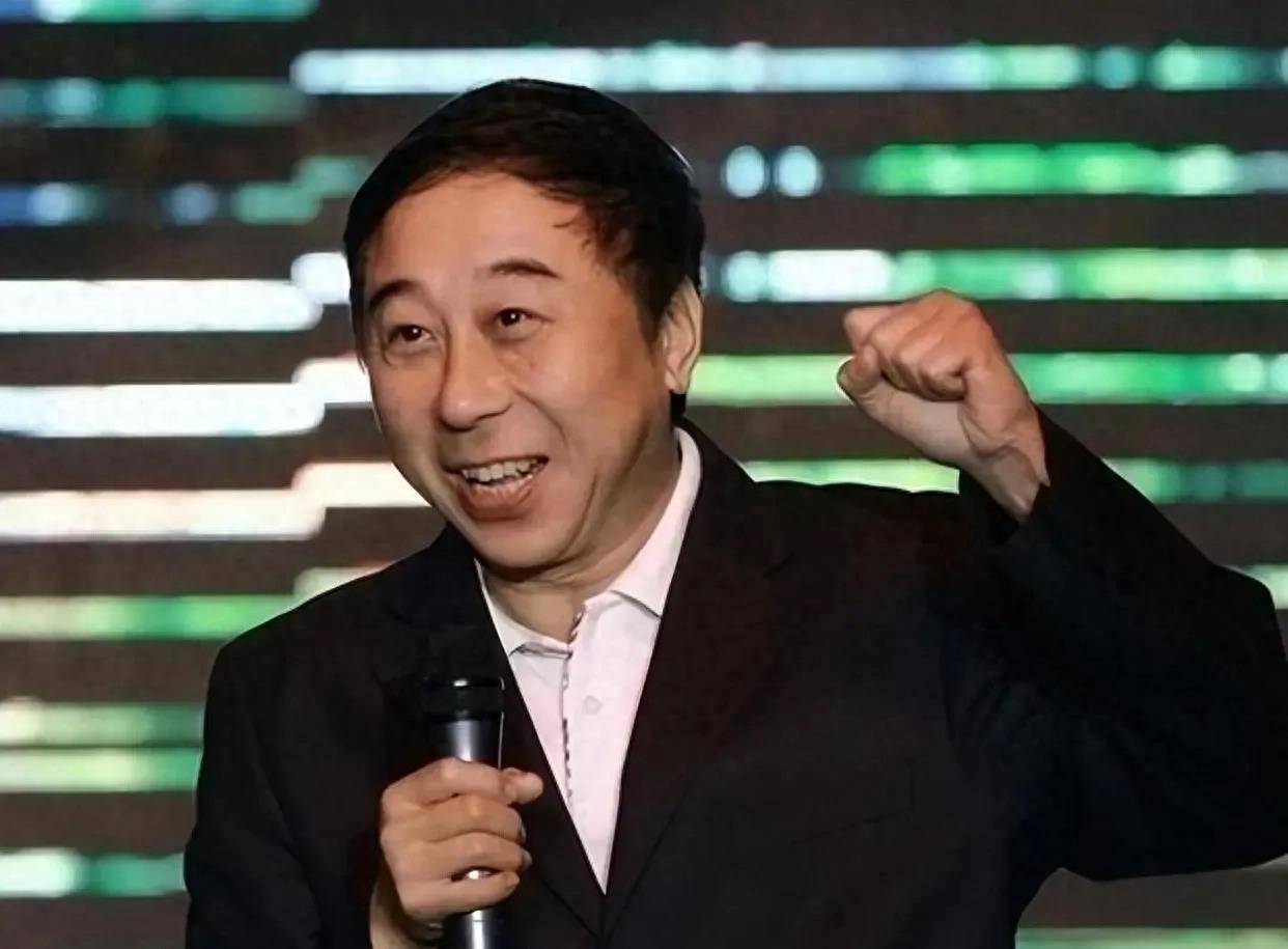 冯巩在拍电视剧那五》的时候,又认识了牛群.牛群和他一样也喜欢相声.