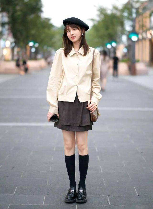 秋冬穿"中筒袜"够时髦,这样搭配衣服好看极了_女生_气质_黑色
