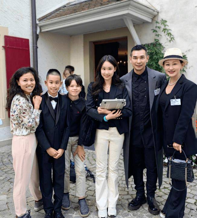 张丹露·赵文卓已婚,有两个儿子和一个女儿.