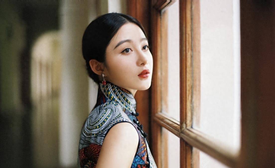 孙嘉璐旗袍造型摇曳生姿,瞬间变身民国名媛,诠释出真正的东方美_身材