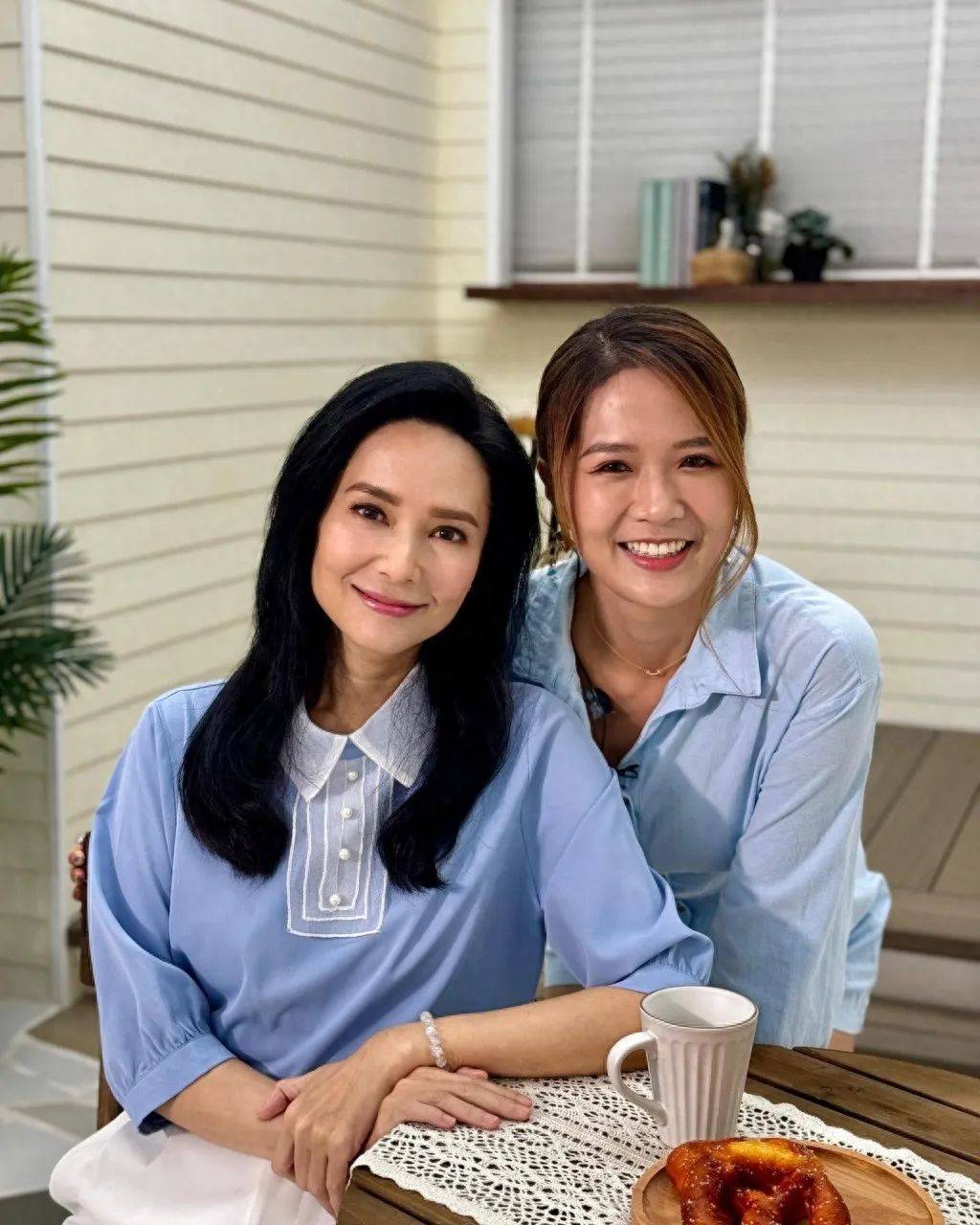 28岁tvb女星与49岁郭羡妮合照被嘲师奶,火速晒性感照反击_梁敏巧_女神