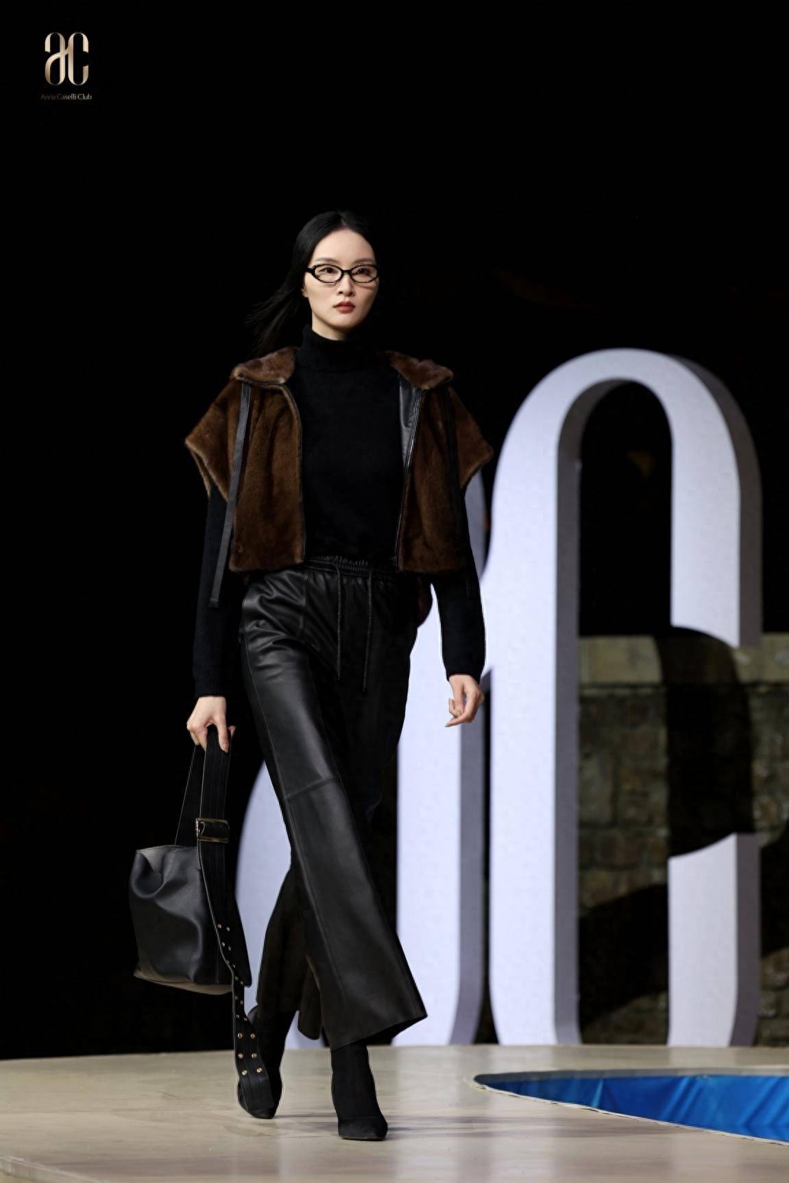 高端女装设计师品牌集合店anna caselli(安娜凯瑟莉)的同名自有品牌