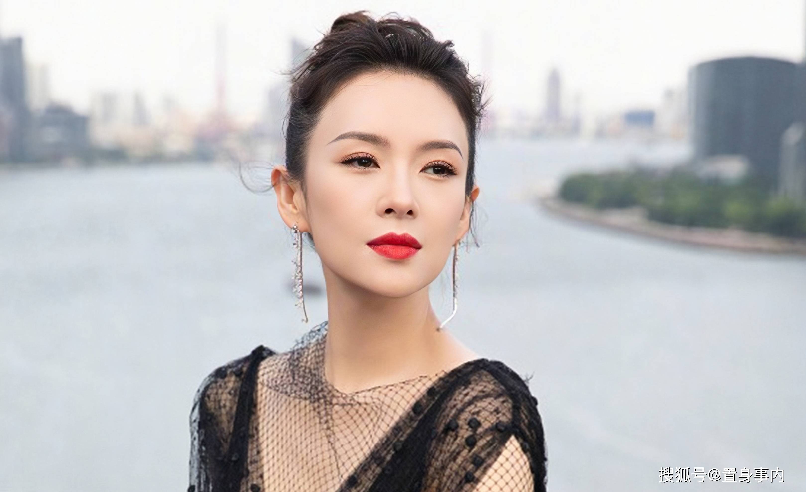 第一任男友高枫,代表作《大中国》曾火遍大街小巷,那时章子怡还是个