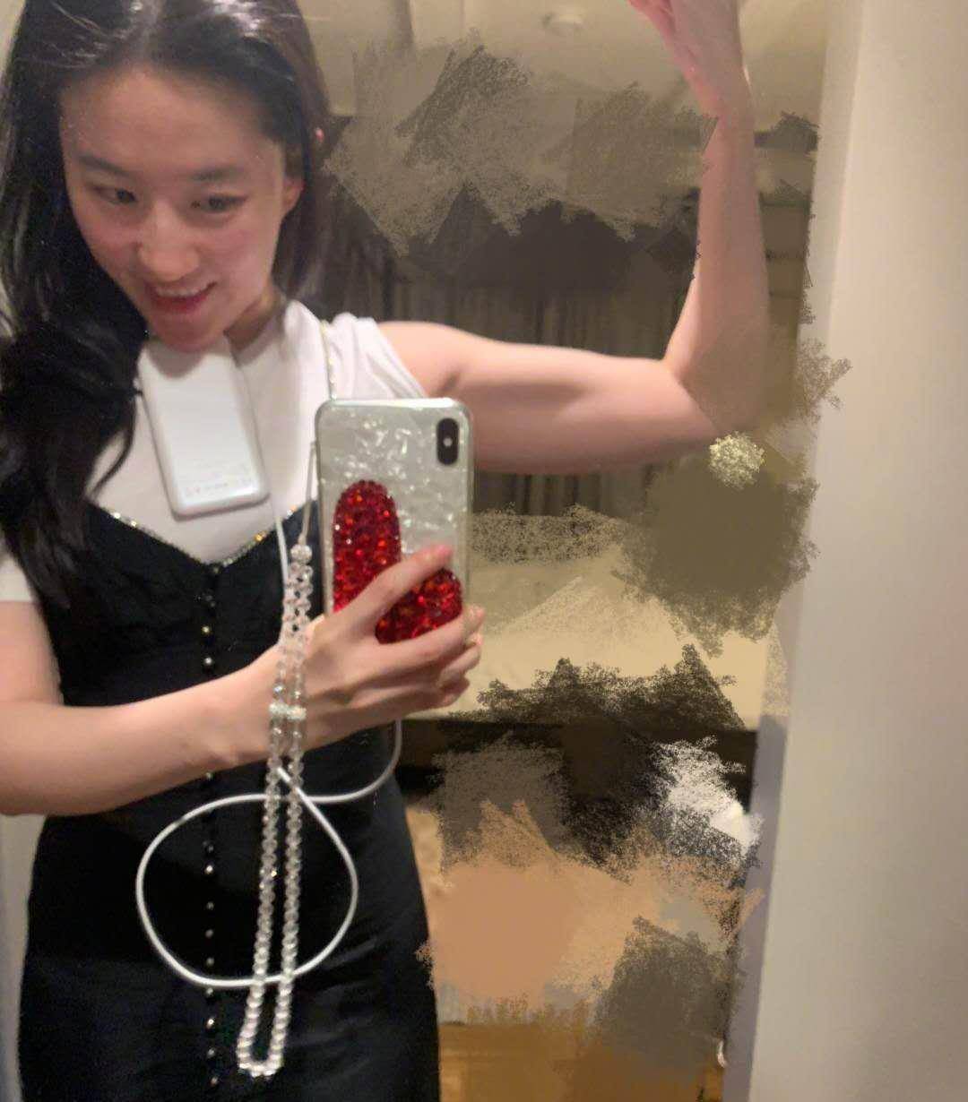 女神刘亦菲晒出健身照,展示细腰马甲线的身材及肌肉锻炼成果!