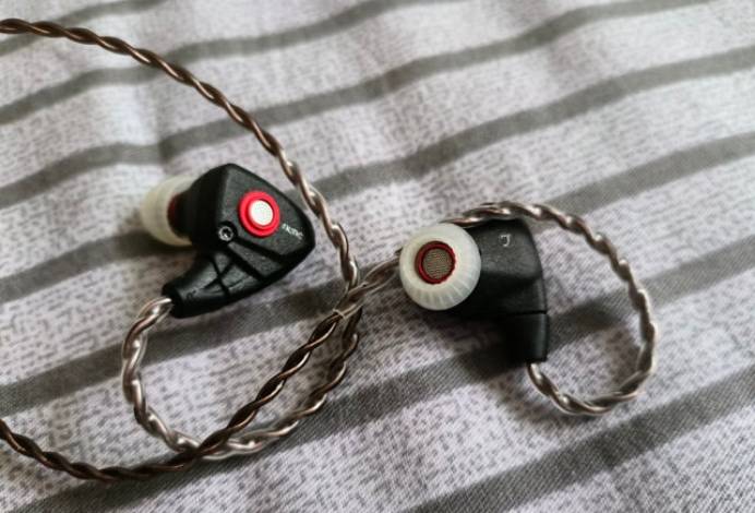 铁三角cks550xis在质感和音效这一块,cks550xis耳机的还是很有实力的