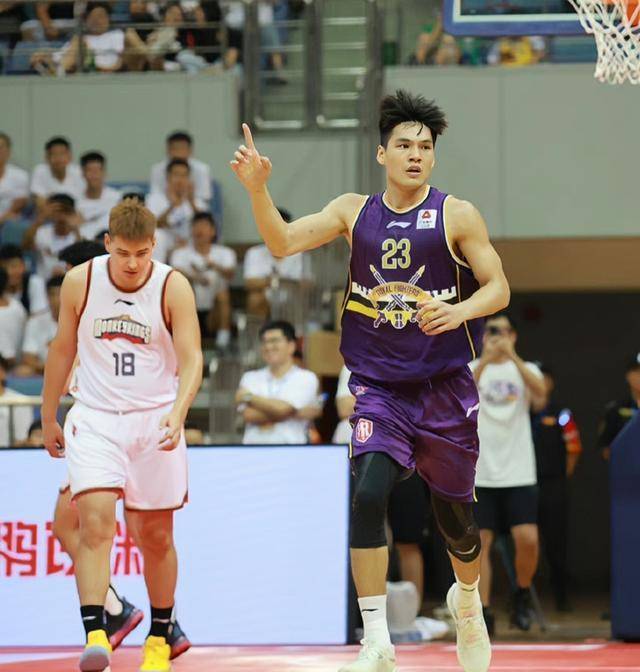 传球能力非常强,邹雨宸偏向于传统中锋,球风非常强硬,不过身高偏矮