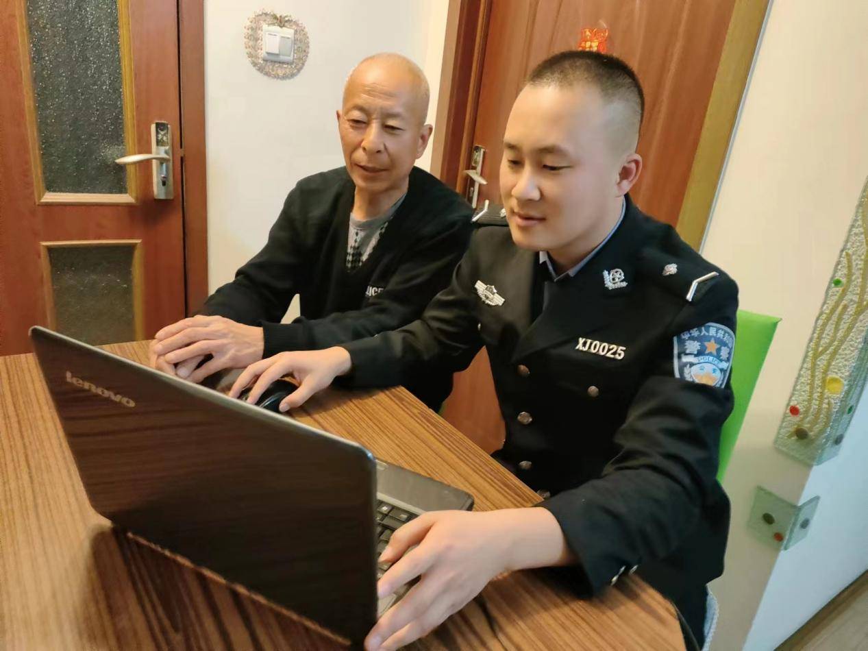 藏蓝警服图片