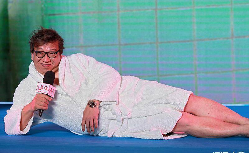 周星驰在拍摄《美人鱼》时,发牢骚感叹辛苦,助理杨能的一句话使他醍醐