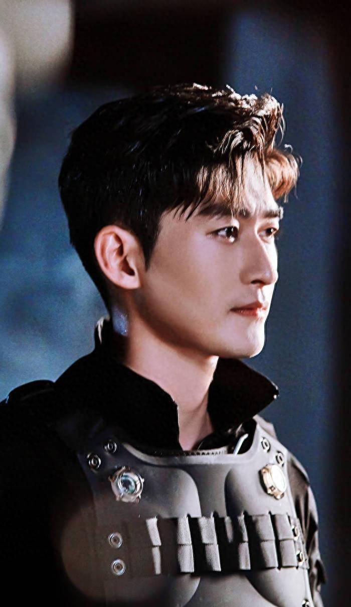 拍战狼时,片酬低到没人愿意接,张翰接了,而且把片酬全捐给电影事业了