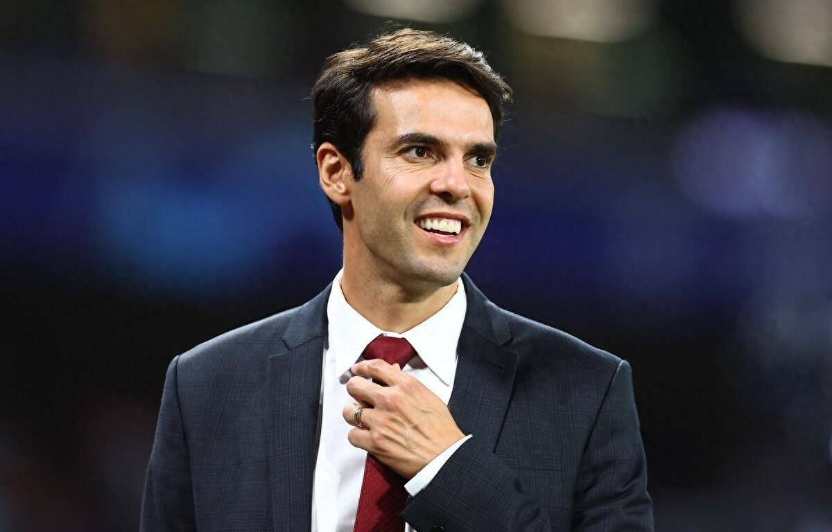 卡卡虽然在世界足坛已经退役多年,但是他依然在我们足坛有很高的人物.