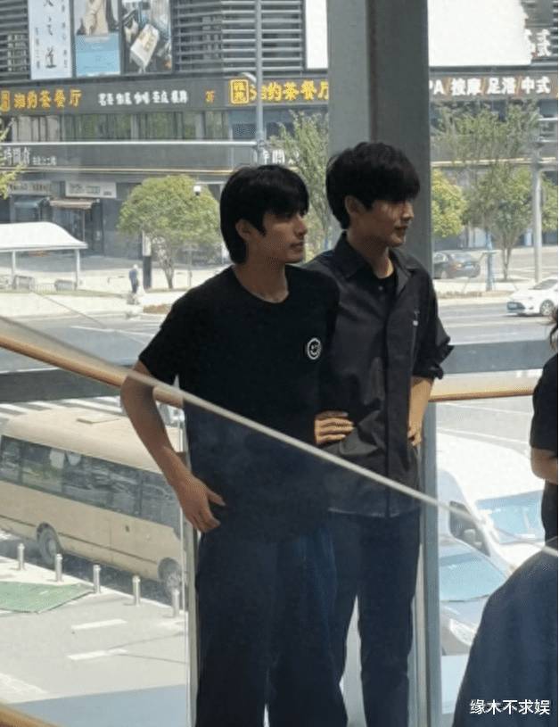 宋威龙曾和邢昭林一起录综艺被拍,他穿着休闲打扮随意,头发更有些凌乱