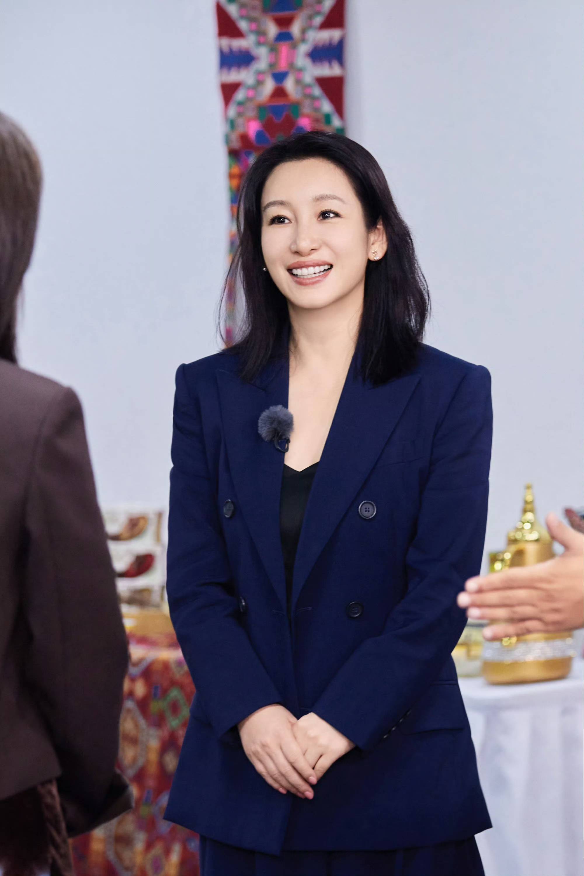 秦海璐一身蓝西装端庄大方,性格超圈粉,迪丽热巴都想选秦海璐做导游