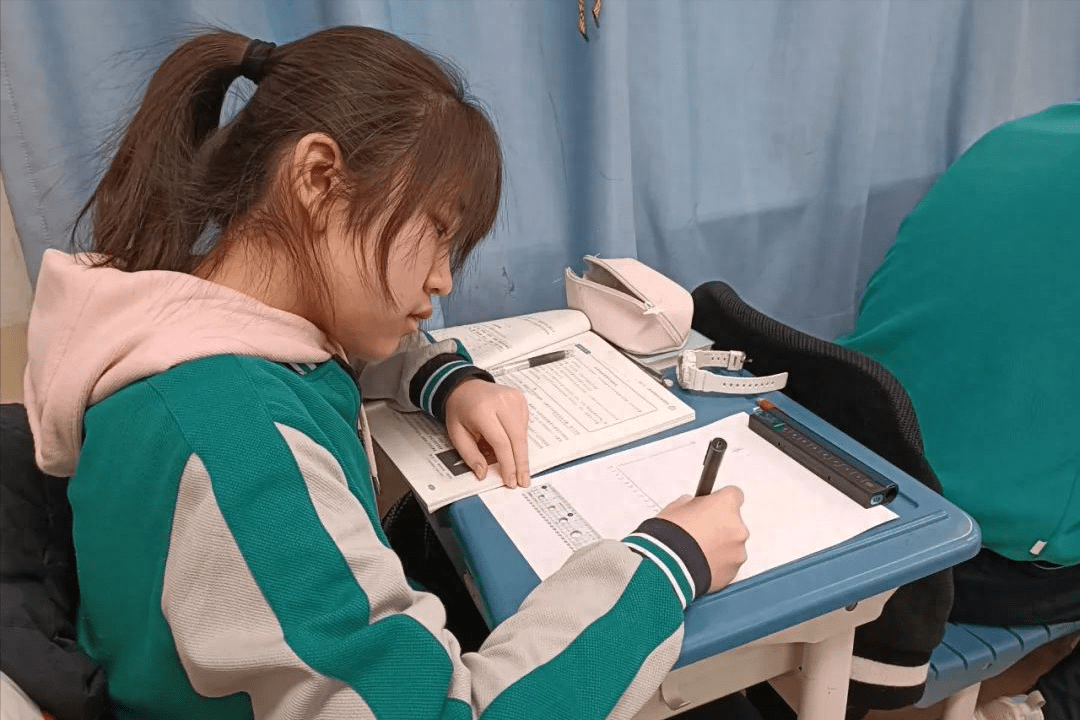 智笔课堂及时反馈学情△ 平板教学实现课堂实时互动△ 智学网大