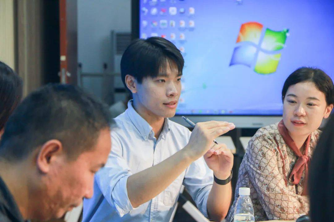 数学课上,谢老师在"小海螺"平台各模块中选择了优质资源,吸引学生的