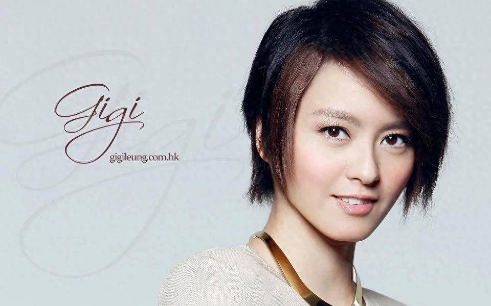2005年,梁咏琪参加了香港的一场选秀节目,成功获得了唱片合约