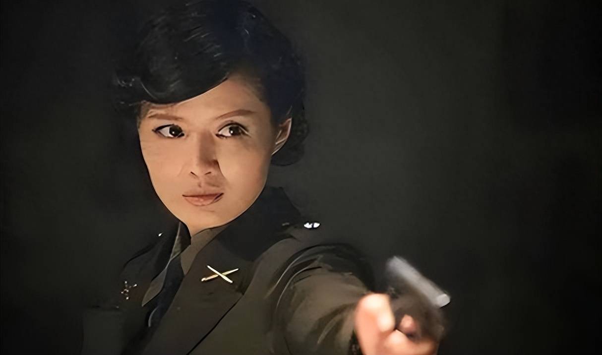 在此之前,程愫在荧幕前的角色基本都是柔柔弱弱或质朴的女人,但火凤凰
