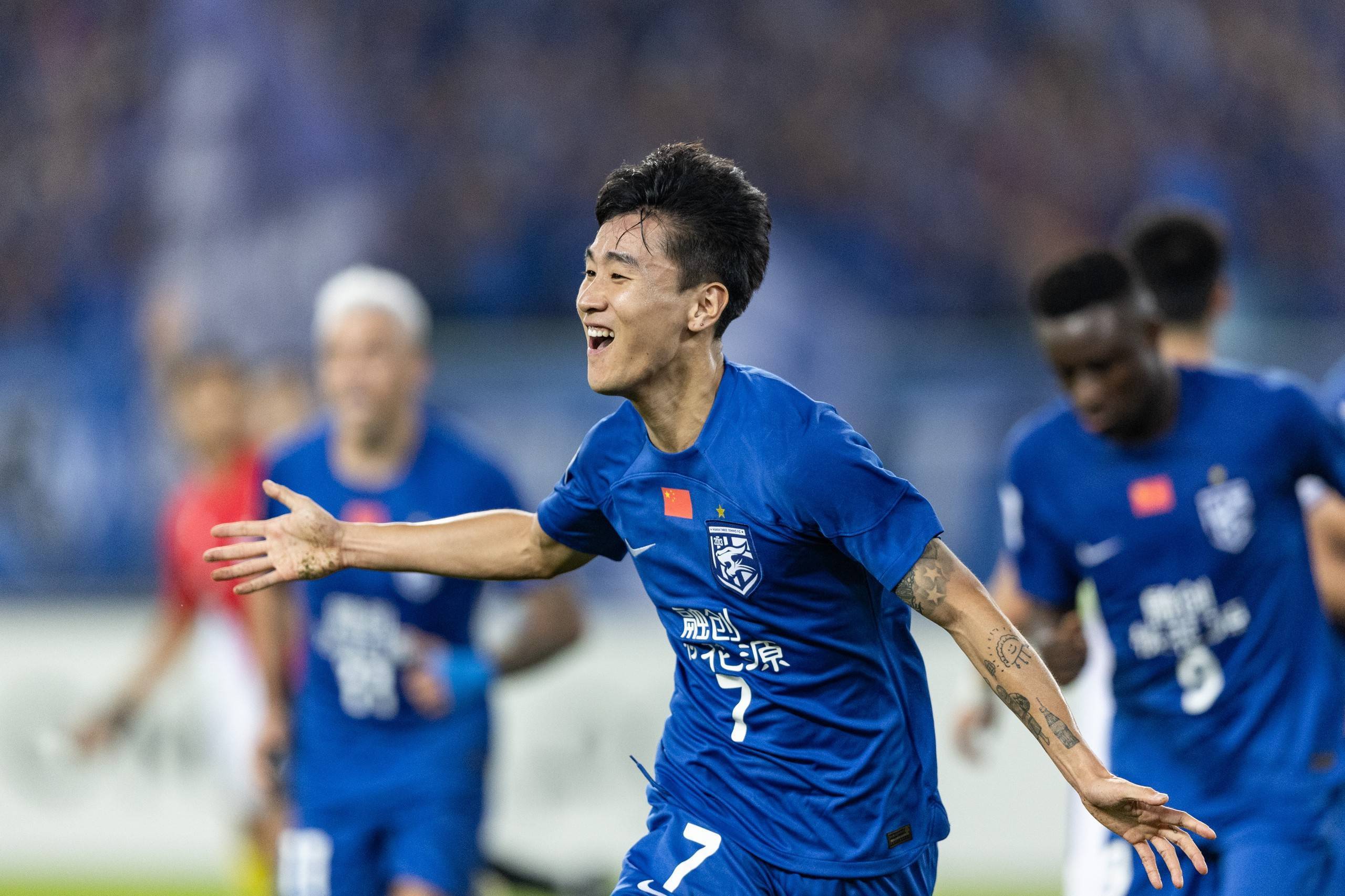 韦世豪连续2场比赛上演1v3,轻松摆脱,展现超强技术_卡纳瓦罗_对手