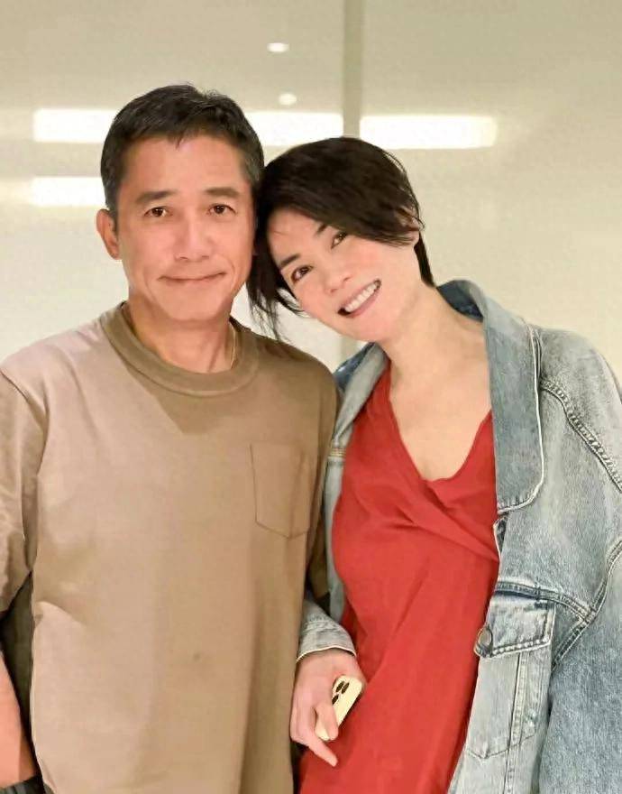 王菲与梁朝伟合影被赞童真,逢人就撒娇,54岁没白发,敢惹刘嘉玲_状态