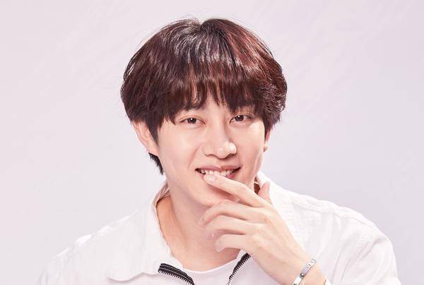 最近韩国媒体以"战胜残疾的宇宙大明星"为主题,集中介绍了superjunior