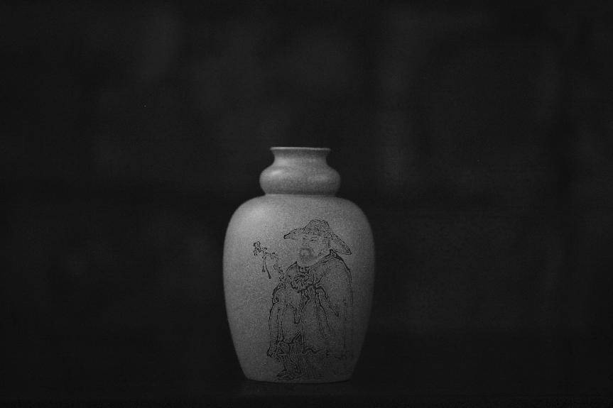 紫砂陶刻名家王翔直播展示手作紫砂,"抖音商城双11好物节"助力非遗好