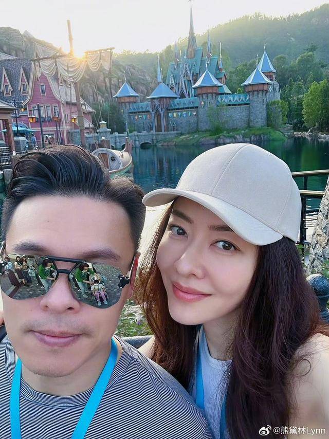 熊黛林晒和家人出游,穿露脐装秀小蛮腰,5岁双胞胎女儿漂亮高挑_郭可颂