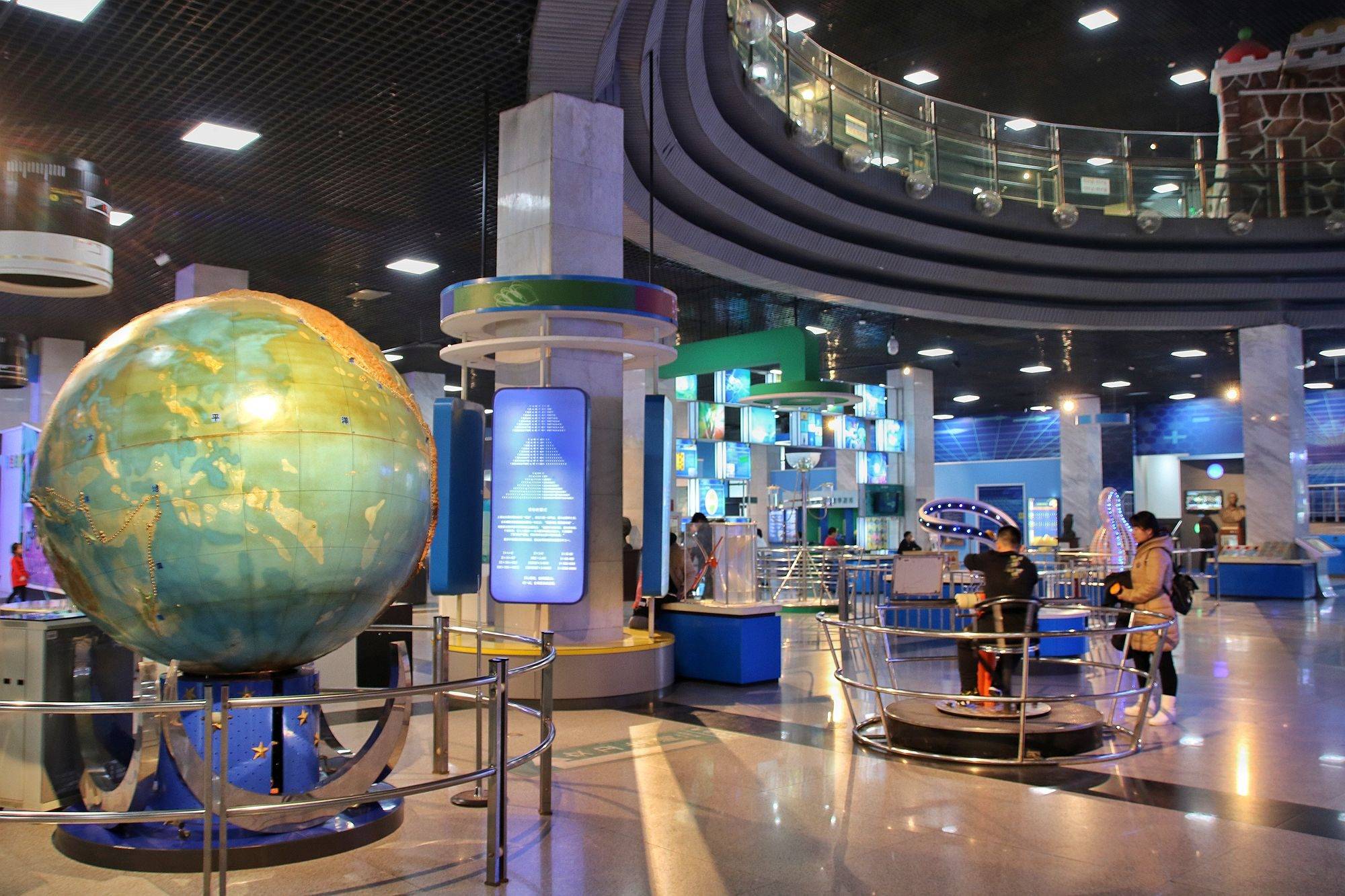科技馆里的每一处都可以说是一个独立的宝藏之地,让小朋友对世界产生
