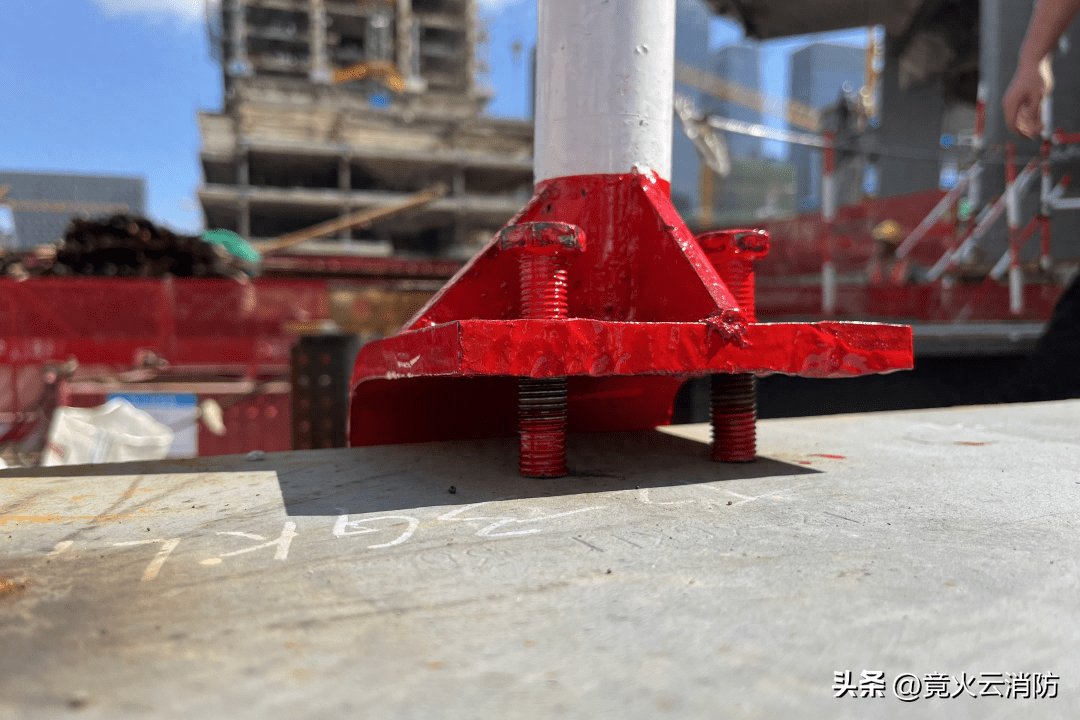 立杆上设置圆钢拉结件作为末端挂点,拉设钢丝绳形成水平生命线