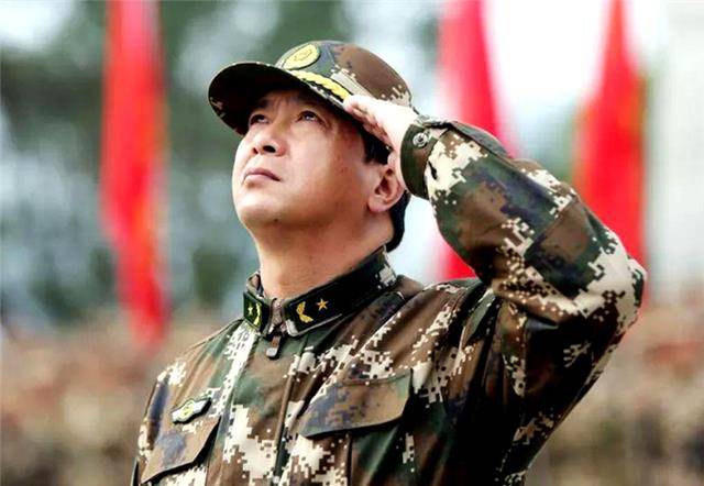 独臂少将丁晓兵,为抓越军右手被炸,亲手切掉断臂押回俘虏_部队_战友