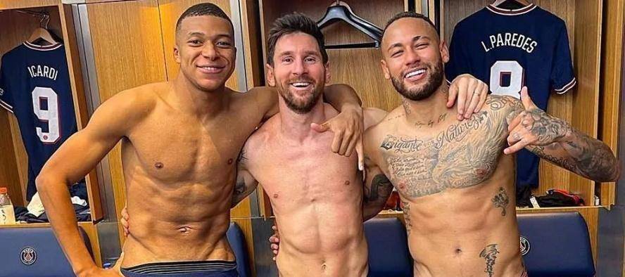 梅西,内马尔,姆巴佩三位巨星合影.两年前,内马尔还有腹肌.