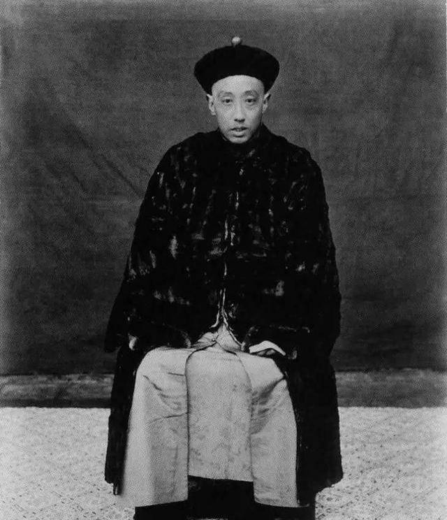 由布政使升任巡抚,陆钟琦知道是升了官,但他也知道山西巡抚不是个好