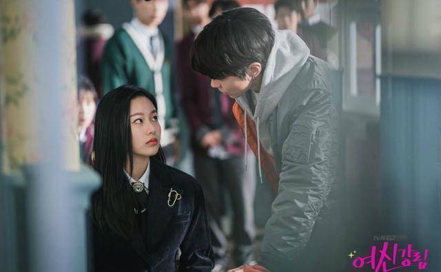 韩剧推荐:《女神降临》——女主素颜秘密被揭开,两大男神齐守护_韩书